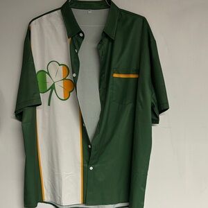 NWOT Irish Men's Short-Sleeve Button-Up bowlers Shirt with Clover Print